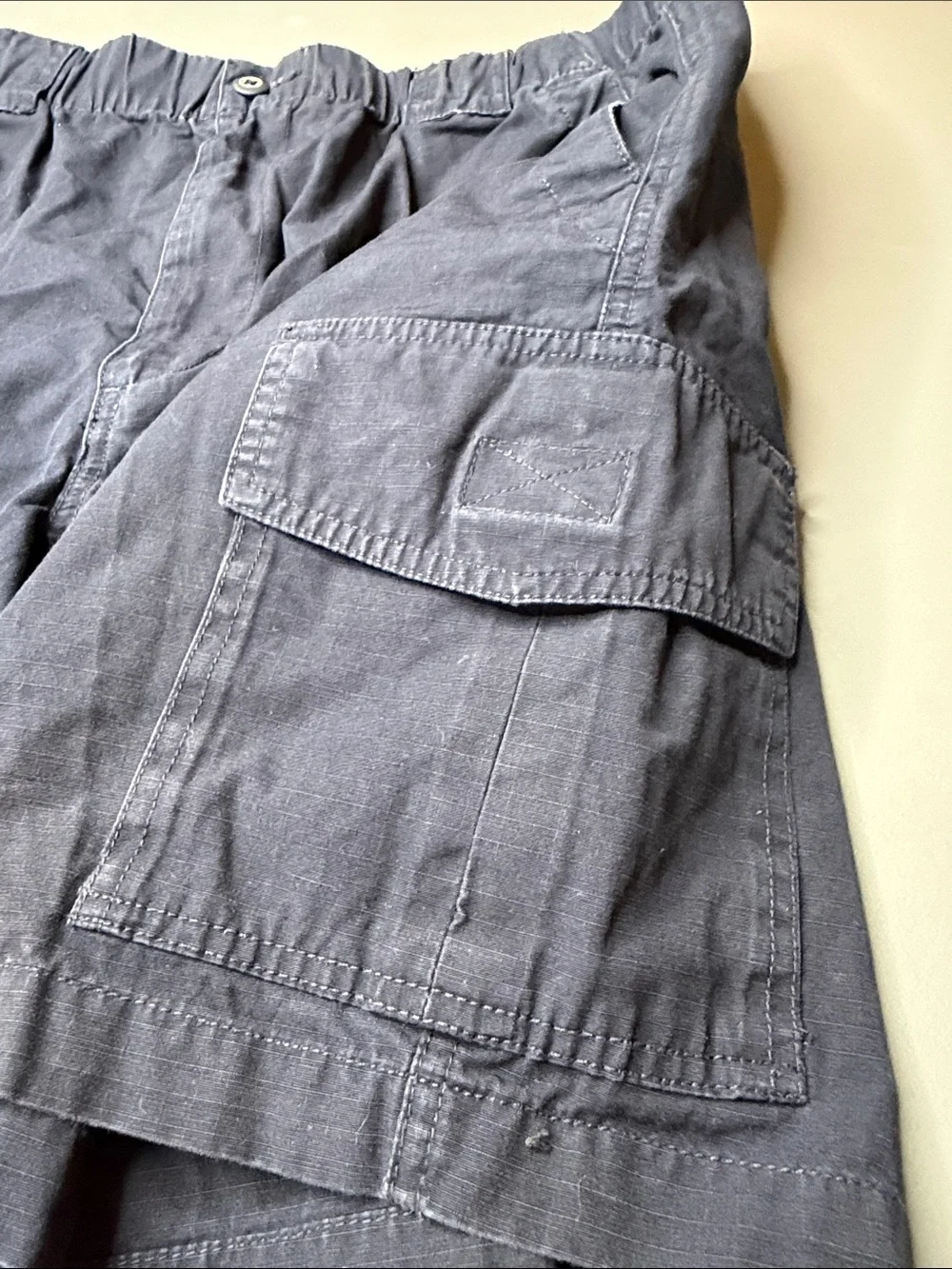 Men’s Kirkland Signature Navy Cargo Shorts. Size: large